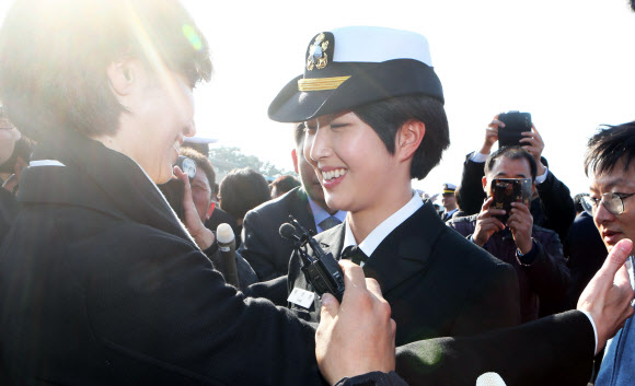 최태원 SK그룹 회장 둘째딸 민정 씨가 지난 2014년 경남 해군사관학교 연병장에서 열린 제117기 해군 사관후보생 임관식에서 어머니 노소영 씨에게 해군 소위가 됐음을 신고한 뒤 포옹하고 있다. 연합뉴스