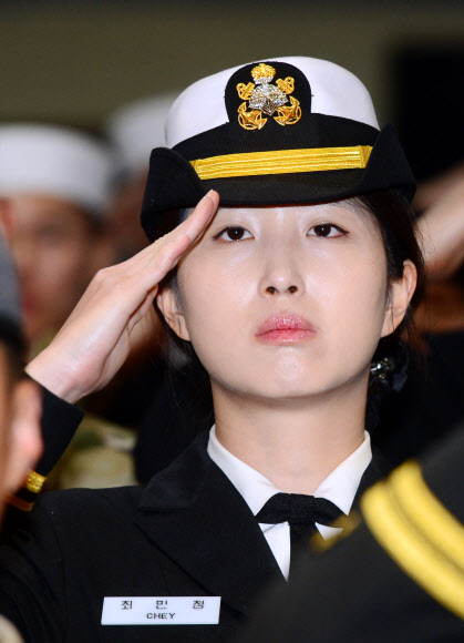 최태원 SK그룹 회장 딸 민정 씨가 청해부대 19진(충무공이순신함)으로 소말리아 아덴만 파병 임무를 무사히 마친 지난 2015년 해군작전사령부 부산기지에서 열린 입항 환영식에 참석, 경례하고 있다. 연합뉴스