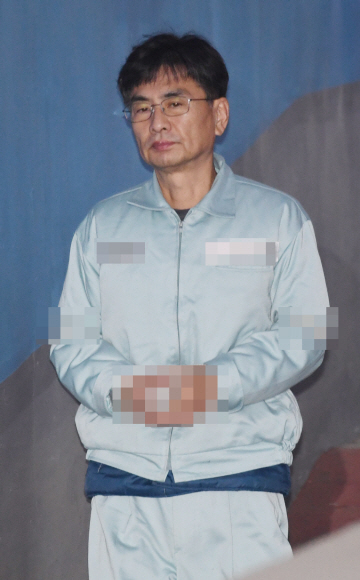 신동철 전 청와대 정무비서관이 30일 오후 서울 서초구 서울고등법원에서 열린 ’문화계 블랙리스트’ 직권남용권리행사 방해 등 항소심 10회 공판에 출석하고 있다.  도준석 기자 pado@seoul.co.kr