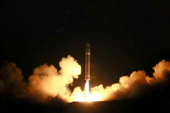 북한이 11월 29일자 노동당 기관지 노동신문을 통해 신형 대륙간탄도미사일(ICBM) 화성15형 시험발사 모습을 공개했다. 노동신문 연합뉴스