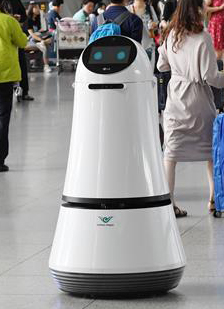 인천국제공항에 설치된 LG전자의 음성인식 안내 로봇.