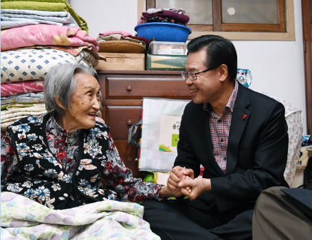 성장현(오른쪽) 용산구청장이 지난 29일 용산복지재단 관계자와 함께 해방촌 언덕길에 홀로 사는 어르신을 방문해 이야기를 하고 있다.<br>최해국 선임기자 seaworld@seoul.co.kr