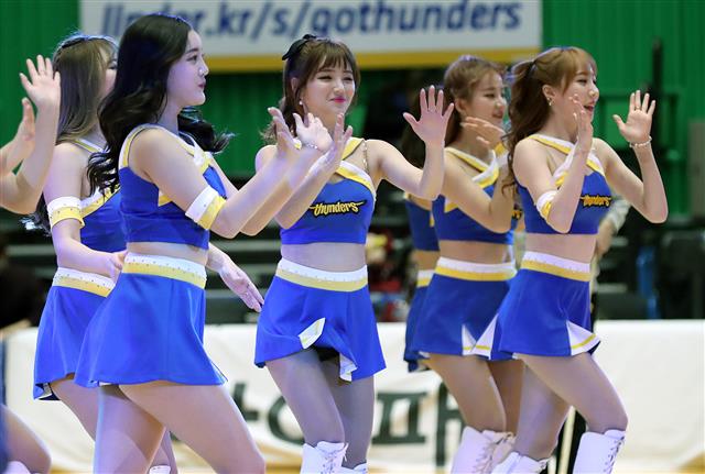 30일 오후 서울 송파구 잠실실내체육관에서 열린 남자 프로농구 ’2017-2018 정관장 KBL’ 서울삼성과 인천전자랜드 경기에서 삼성 치어리더들이 열띤 응원을 펼치고 있다.  뉴스1