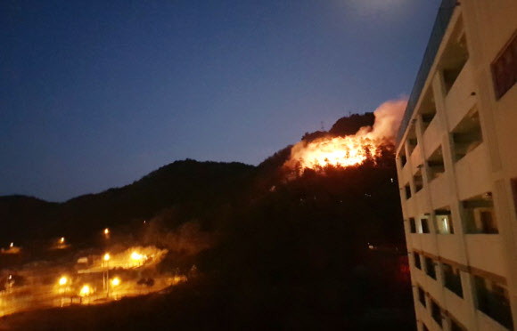 30일 오후 전남 영광군 영광읍 도동리 물무산에서 발생한 산불이 목격되고 있다.  전남 영광군 제공=연합뉴스