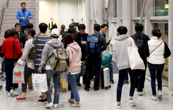 인도네시아 발리섬 아궁화산의 분화로 발이 묶였던 여행객들이 대한항공 특별기 편으로 발리공항에서 출발해 30일 밤 인천공항에 도착하고 있다.  연합뉴스