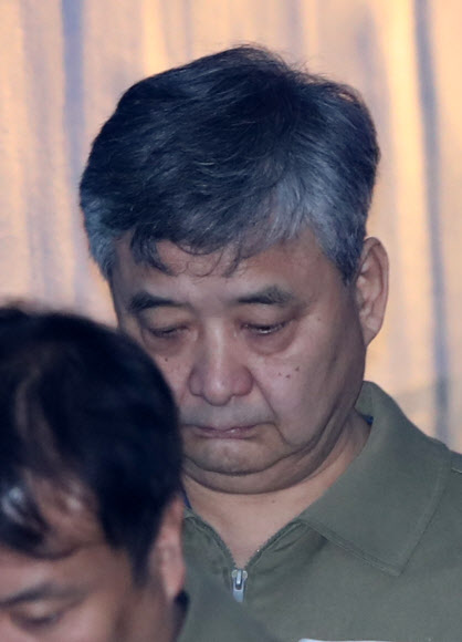 고개 숙인 ’박사모’ 정광용