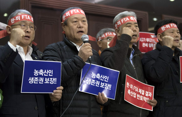 구호 외치는 참석자들