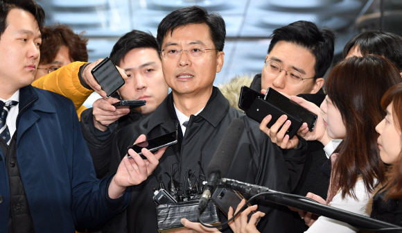 최윤수 전 국정원 2차장이 1일 오전 서울 서초구 서초동 서울중앙지방법원에서 열린 열린 영장실질심사(구속 적부심)에 출석하기 위해서 법정으로 향하고 있다. 최 전 차장은 박근혜 정부 시절 우병우 전 청와대 민정수석비서관과 함께 국가정보원의 불법사찰에 관여한 혐의를 받고 있다. 2017. 12. 1 손형준 기자 boltagoo@seoul.co.kr