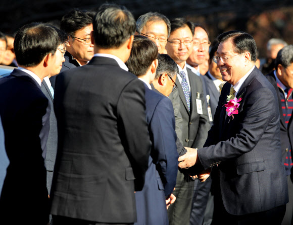 직원들과 작별의 인사하는 황찬현 감사원장