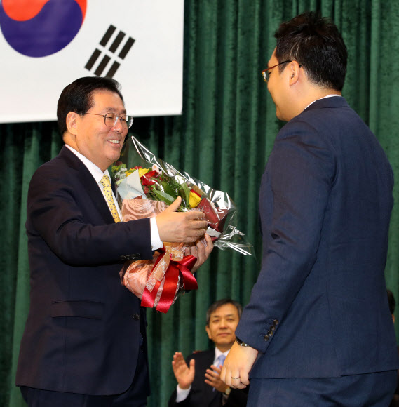 아들에게 꽃다발 받는 황찬현 감사원장