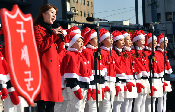 1일 서울 광화문광장에서 열린 구세군냄비 시종식에 참석한 어린이들이 합창을 부르고 있다. 2017.12.1 박지환기자 popocar@seoul.co.kr