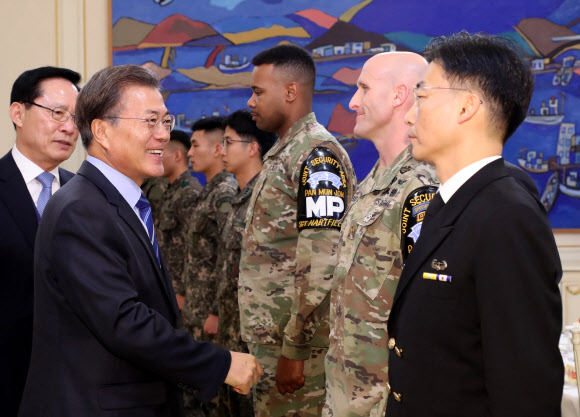 이국종 교수 만난 문 대통령 ”반갑습니다”