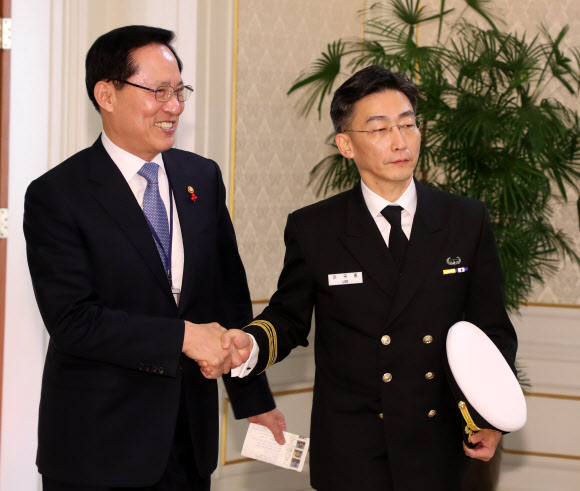 이국종 교수 만난 송영무 국방 장관