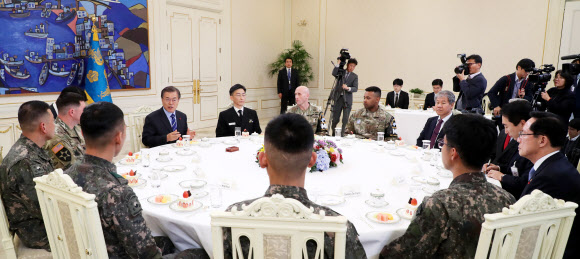 JSA 경비대대 격려하는 문 대통령