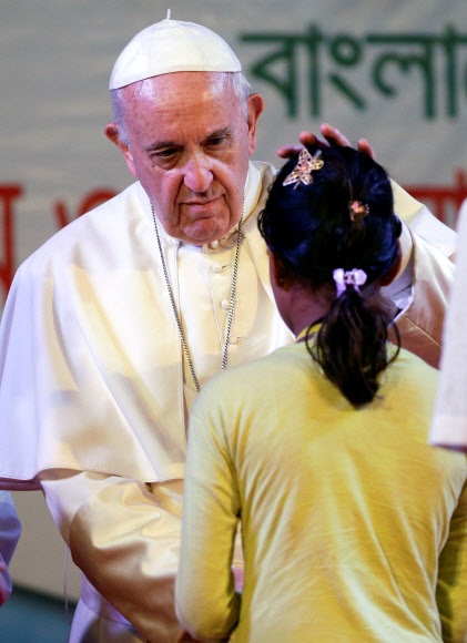 로힝야 난민 소녀에게 축성하는 교황