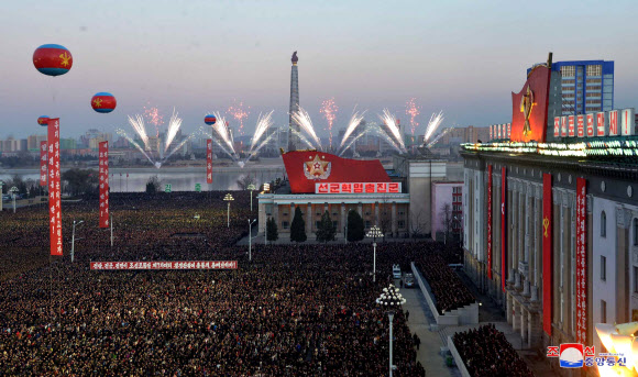 ‘화성-15형’ 시험발사 성공 자축하는 북한