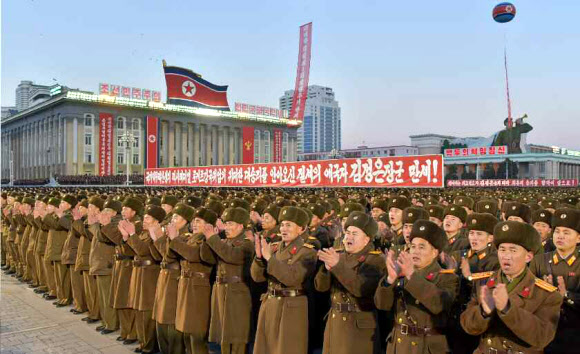 ‘화성-15형’ 시험발사 성공 자축하는 북한