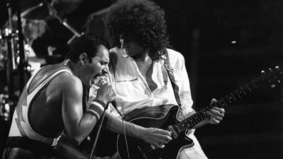 1984년 록그룹 퀸의 공연 도중 프레디 머큐리(왼쪽)가 이번 영화의 공동 제작자로 이름을 올린 브라이언 메이와 함께 연주에 몰두하고 있다.<br>AFP 자료사진