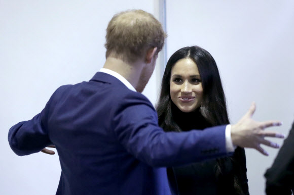 英해리 왕자-마클, 결혼 발표 후 첫 공식 석상