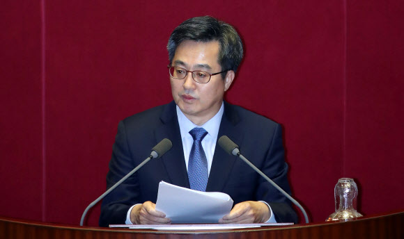2018년도 예산안 제안 설명하는 김동연 부총리