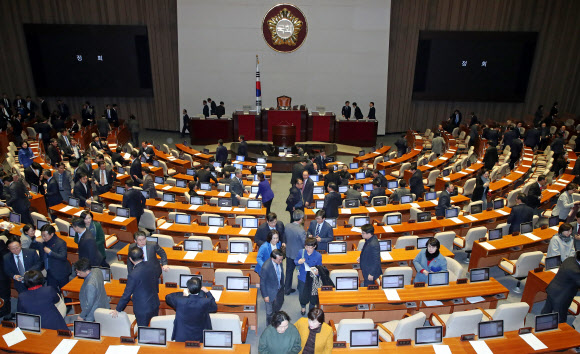 2018년도 예산안의 법정 시한 처리가 불발된 2일 오후 국회 본회의가 정회되자 의원들이 본회의장을 나서고 있다.  연합뉴스