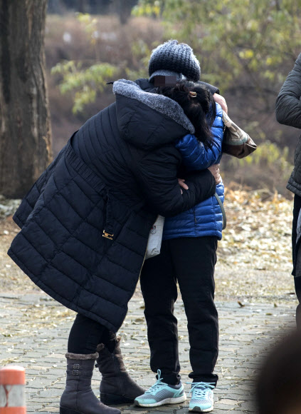 영흥대교 인근 해상에서 낚시배 전복 사고가 발생한 3일 오전 경기 시화병원에서 앞에서 희생자 유가족이 오열하고 있다. 연합뉴스