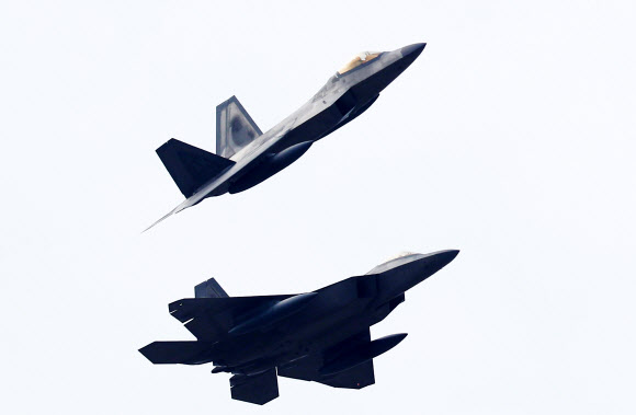 2일 오후 광주 공군 제1전투비행단 인근 하늘에서 미군의 F-22 랩터 전투기가 접근하고 있다.  한미 연합공중훈련인 ’비질런트 에이스’(Vigilant Ace) 훈련에 참가하기 위해 이날 한반도에 도착한 F-22 스텔스 전투기는 모두 6대다.  스텔스 성능이 뛰어난 F-22는 적 레이더망을 뚫고 들어가 핵심 시설을 정확하게 타격할 수 있고, 최고속력은 마하 2.5를 넘는다.  연합뉴스
