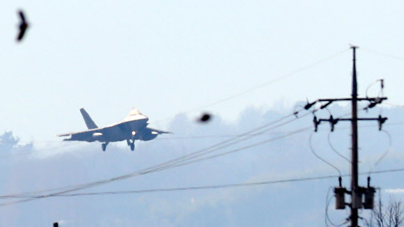 2일 오후 광주 공군 제1전투비행단 활주로에 미군의 F-22 랩터 전투기가 착륙하고 있다. 한미 연합공중훈련인 ’비질런트 에이스’(Vigilant Ace) 훈련에 참가하기 위해 이날 한반도에 도착한 F-22 스텔스 전투기는 6대다. 스텔스 성능이 뛰어난 F-22는 적 레이더망을 뚫고 들어가 핵심 시설을 정확하게 타격할 수 있고, 최고속력은 마하 2.5를 넘는다.  연합뉴스