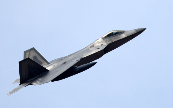 2일 오후 광주 공군 제1전투비행단 인근 하늘에서 미군의 F-22 랩터 전투기가 착륙하기 위해 접근하고 있다. 한미 연합공중훈련인 ’비질런트 에이스’(Vigilant Ace) 훈련에 참가하기 위해 이날 한반도에 도착한 F-22 스텔스 전투기는 6대다. 스텔스 성능이 뛰어난 F-22는 적 레이더망을 뚫고 들어가 핵심 시설을 정확하게 타격할 수 있고, 최고속력은 마하 2.5를 넘는다.  연합뉴스