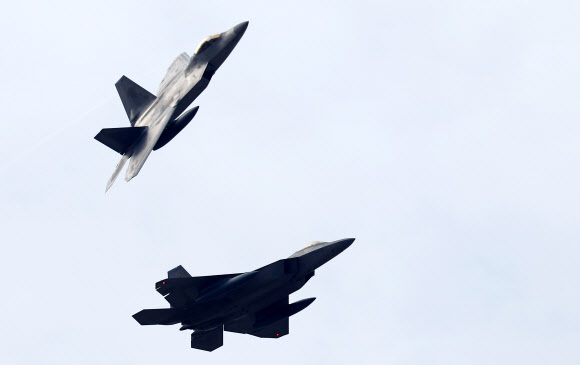 2일 오후 광주 공군 제1전투비행단 인근 하늘에서 미군의 F-22 랩터 전투기가 편대비행하며 접근하고 있다. 한미 연합공중훈련인 ’비질런트 에이스’(Vigilant Ace) 훈련에 참가하기 위해 이날 한반도에 도착한 F-22 스텔스 전투기는 6대다. 스텔스 성능이 뛰어난 F-22는 적 레이더망을 뚫고 들어가 핵심 시설을 정확하게 타격할 수 있고, 최고속력은 마하 2.5를 넘는다.  연합뉴스