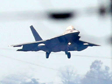 2일 오후 광주 공군 제1전투비행단 활주로에 미군의 F-22 랩터 전투기가 착륙하고 있다. 한미 연합공중훈련인 ’비질런트 에이스’(Vigilant Ace) 훈련에 참가하기 위해 이날 한반도에 도착한 F-22 스텔스 전투기는 6대다. 스텔스 성능이 뛰어난 F-22는 적 레이더망을 뚫고 들어가 핵심 시설을 정확하게 타격할 수 있고, 최고속력은 마하 2.5를 넘는다.  연합뉴스