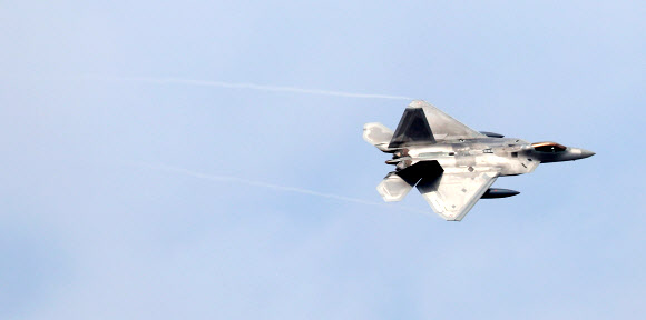 2일 오후 광주 공군 제1전투비행단 인근 하늘에서 미군의 F-22 랩터 전투기가 착륙하기 위해 접근하고 있다. 한미 연합공중훈련인 ’비질런트 에이스’(Vigilant Ace) 훈련에 참가하기 위해 이날 한반도에 도착한 F-22 스텔스 전투기는 6대다. 스텔스 성능이 뛰어난 F-22는 적 레이더망을 뚫고 들어가 핵심 시설을 정확하게 타격할 수 있고, 최고속력은 마하 2.5를 넘는다.  연합뉴스