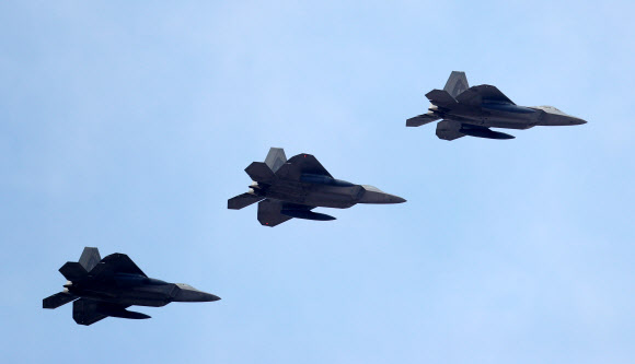 2일 오후 광주 공군 제1전투비행단 인근 하늘에서 미군의 F-22 랩터 전투기가 편대비행하며 접근하고 있다. 한미 연합공중훈련인 ’비질런트 에이스’(Vigilant Ace) 훈련에 참가하기 위해 이날 한반도에 도착한 F-22 스텔스 전투기는 6대이다. 스텔스 성능이 뛰어난 F-22는 적 레이더망을 뚫고 들어가 핵심 시설을 정확하게 타격할 수 있고, 최고속력은 마하 2.5를 넘는다. 연합뉴스