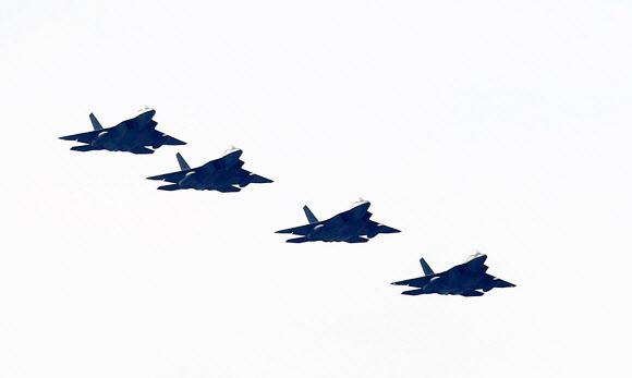 2일 오후 광주 공군 제1전투비행단 인근 하늘에서 미군의 F-22 랩터 전투기가 편대비행하며 접근하고 있다. 한미 연합공중훈련인 ’비질런트 에이스’(Vigilant Ace) 훈련에 참가하기 위해 이날 한반도에 도착한 F-22 스텔스 전투기는 6대이다. 스텔스 성능이 뛰어난 F-22는 적 레이더망을 뚫고 들어가 핵심 시설을 정확하게 타격할 수 있고, 최고속력은 마하 2.5를 넘는다.  연합뉴스