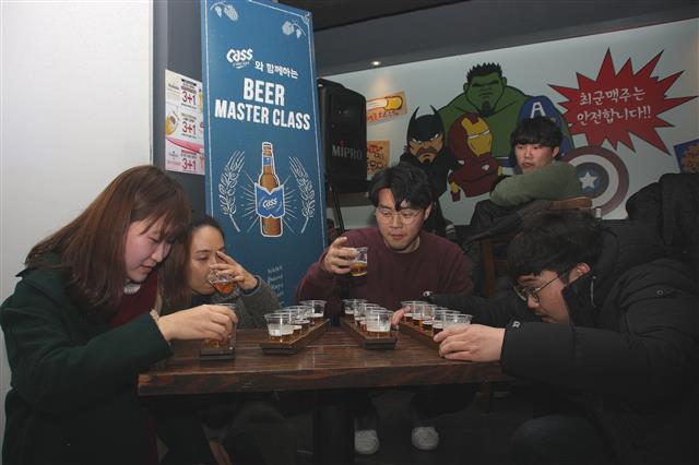 지난달 28일 서울 종로구 혜화동 대학로의 한 술집에서 열린 오비맥주의 ‘비어마스터 클래스’에서 참가자들이 맛을 보고 맥주의 종류를 알아맞히는 ‘맥주 블라인드 테스트’에 도전하고 있다.