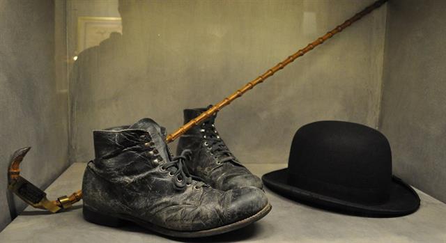 스위스 채플린 박물관에 전시되어 있는 실제 찰리 채플린의 구두, 지팡이 그리고 모자.