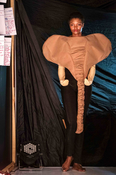 모델이 2일(현지시간) 탄자니아 다르에스살람에서 열린 ‘제10회  스와힐리 패션 위크’ 동안 Liberatha Alibalio의 의상을 입고 무대 뒤에서 대기하고 있다. AFP 연합뉴스