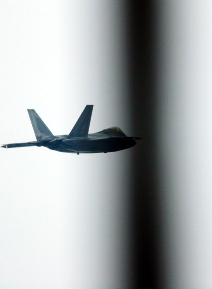 F-22 ’어둠을 향해’