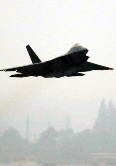 ’랩터’ 한반도에 낀 안개 뚫고 이륙