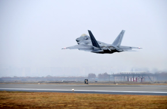 한반도에서 이륙하는 F-22 랩터