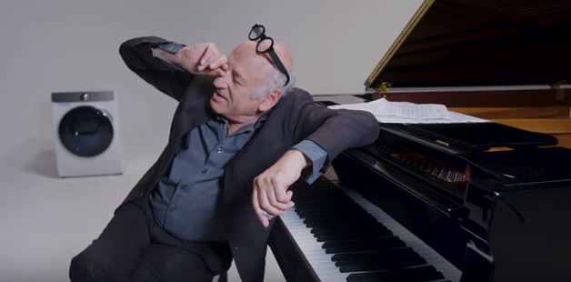 세계적 작곡가 마이클 니만이 영화 세탁기에서 지루한 표정을 짓고 있다. 유튜브 캡처