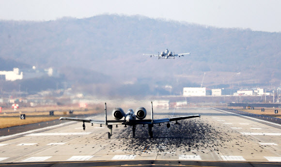 이륙하는 A-10