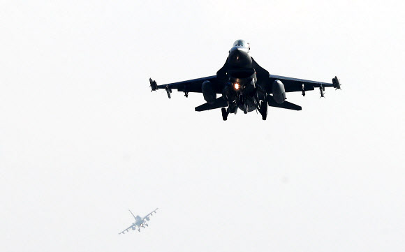 한미 양국 공군이 역대 최대 규모로 진행하는 연합공중훈련 ’비질런트 에이스’(Vigilant ACE) 훈련이 시작된 4일 오전 경기도 평택시 주한미공군 오산기지에서 F-16 전투기가 착륙하고 있다.  연합뉴스