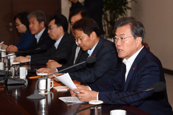문재인 대통령이 4일 청와대에서 열린 수석보좌관회의서 발언하고 있다.  안주영 기자 jya@seoul.co.kr