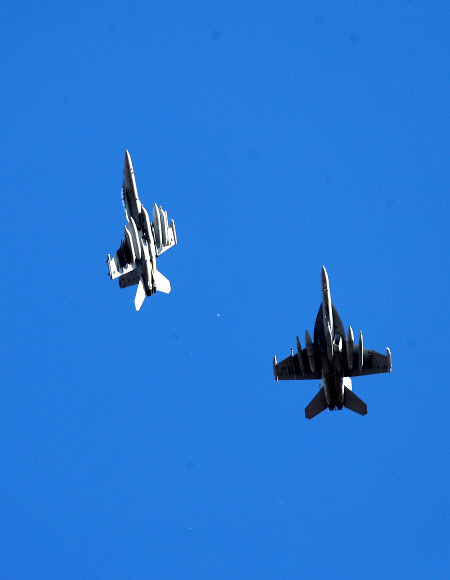 오산기지 상공 비행하는 그라울러