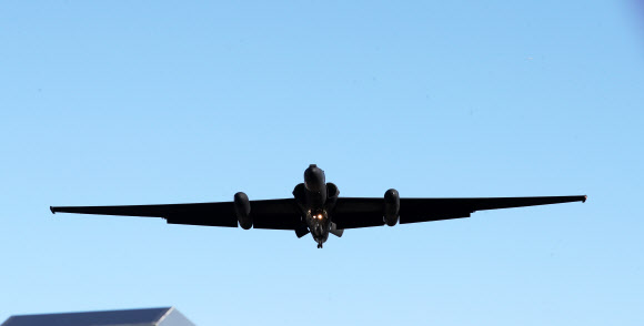 착륙하는 고공 정찰기 U-2S