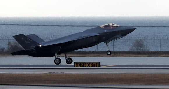 F-35 스텔스기 활주로 주행