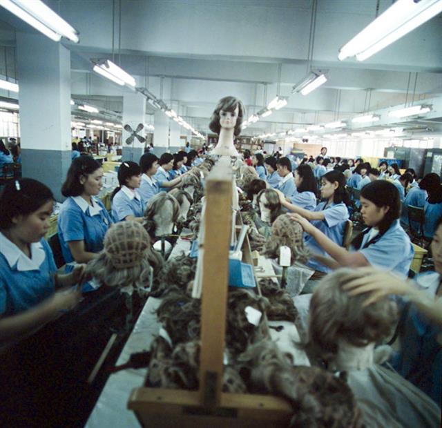 1972년 서울 영등포의 해외수출공업단지에 있는 가발공장에서 여공들이 가발을 만들고 있다.  행정안전부 국가기록원 제공