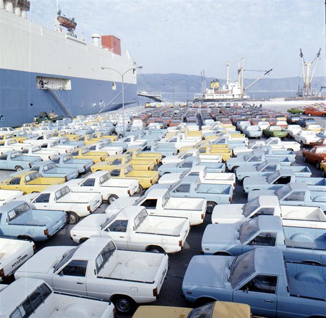 1978년 포항에서 현대자동차의 ‘포니’가 수출되고 있는 모습. 행정안전부 국가기록원 제공