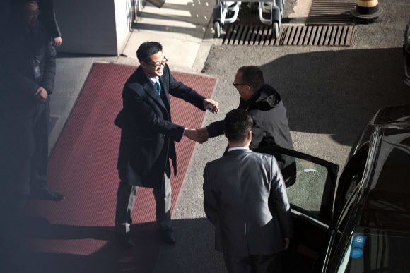 제프리 펠트먼 유엔 사무차장이 5일 고려항공을 타고 북한을 방문하기위해 중국 베이징 서우두 공항에 도착하고 있다. AFP 연합뉴스